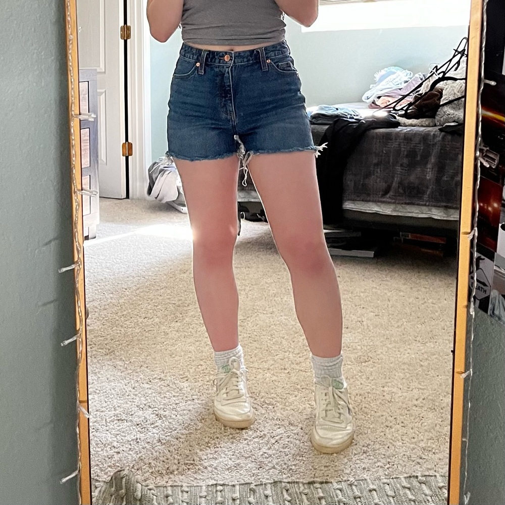 dark wash shorts🤭